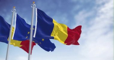 Romanya ve Avrupa Birliği bayrakları açık bir günde dalgalanıyor. Ocak 2007 'den beri üye. 4K çözünürlüğü. 3D canlandırma canlandırması. Yavaş çekim döngüsü. Seçici odaklanma. Kanat çırpan kumaş. Yakın plan.