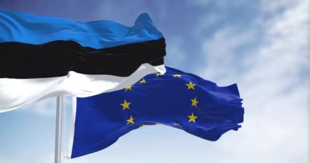 Estland Und Die Flaggen Der Europäischen Union Wehen Einem Klaren — Stockvideo