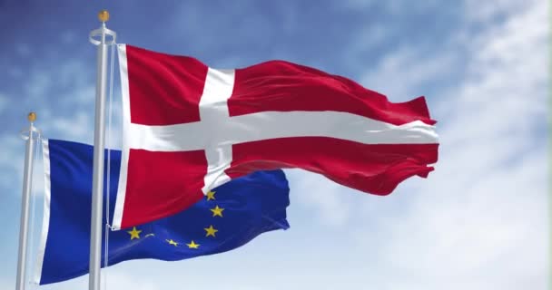 Danmarks Nationella Flagga Och Europeiska Unionens Flagga Vinkar Klar Dag — Stockvideo