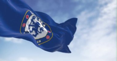 Londra, İngiltere, Şubat 2023: Chelsea Futbol Kulübü bayrağı açık bir günde dalgalanıyor. Blue Heraldic aslanı asayı tutuyor. 3D canlandırma canlandırması. Yavaş çekim döngüsü. Seçici odaklanma. Kanat çırpan kumaş. Yakın plan. 4K çözünürlüğü