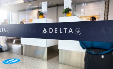 New York, ABD Mayıs 2023: Beyaz Delta Havayolları ve SkyTeam logolarına sahip mavi geri çekilebilir kemer bariyeri. Büyük Amerikan Havayolları. Seyahat ve havaalanı güvenliği. İllüstrasyon Editörü