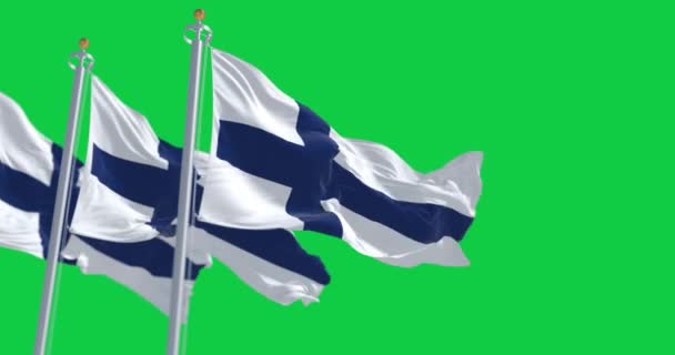 Три Національні Прапори Фінляндії Махають Ізольованими Зеленому Тлі Скандинавська Країна — стокове відео
