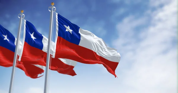 Σημαίες Της Χιλής Κυματίζουν Στον Άνεμο Μια Ηλιόλουστη Μέρα Σημαία — Φωτογραφία Αρχείου