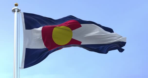 Bandiera Del Colorado Sventola Una Giornata Limpida Tre Strisce Blu — Video Stock