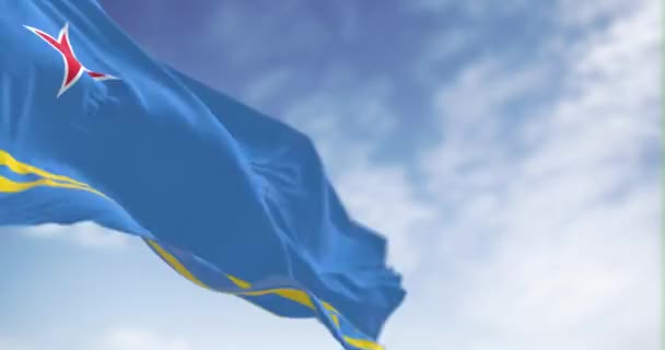 Bandeira Aruba Acenando Dia Claro Campo Azul Claro Riscas Amarelas — Vídeo de Stock