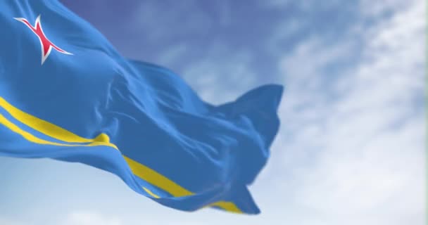 Bandeira Aruba Acenando Dia Claro Campo Azul Claro Riscas Amarelas — Vídeo de Stock