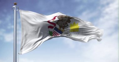 Illinois eyalet bayrağı açık havada dalgalanıyor. Altında eyalet mührü olan beyaz bayrak, Illinois. Kusursuz 3 boyutlu animasyon. Yavaş çekim döngüsü. Seçici odaklanma. Kanat çırpan kumaş. Yakın plan. 4K