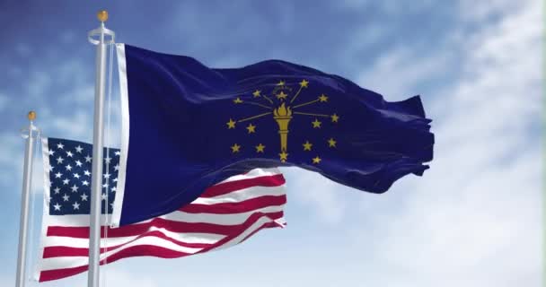Flaga Stanu Indiana Machająca Flagą Narodową Stanów Zjednoczonych Ameryki Pogodny — Wideo stockowe