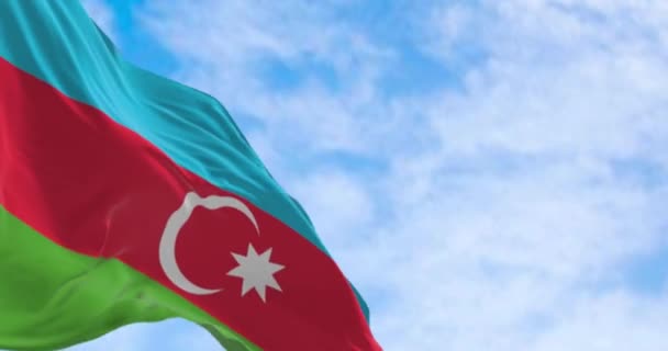 Азербайджанський Прапор Махає Ясний День Блакитні Червоні Зелені Смуги Білий — стокове відео
