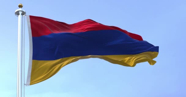 アルメニアの国旗が晴れた日に手を振っている アプリコットの3つの水平バンド シームレスな3Dレンダリングアニメーション スローモーションループ フラッタリング生地 接近中だ 映画4K — ストック動画
