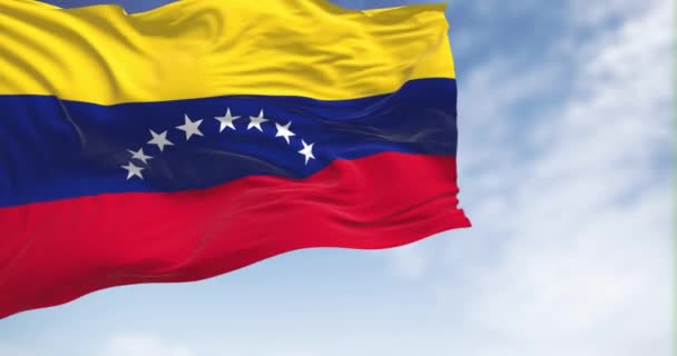 Εθνική Σημαία Βενεζουέλας Κυματίζει Μια Σαφή Ημέρα Κίτρινες Μπλε Και — Αρχείο Βίντεο
