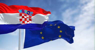 Hırvatistan ve Avrupa Birliği bayrakları açık bir günde birlikte dalgalanıyor. Hırvatistan 1 Ocak 2023 'ten beri Avro Bölgesi üyesi. 3 boyutlu illüstrasyon. Çırpınan kumaş