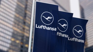 Köln, Almanya, Haziran 2023: Rüzgarda dalgalanan Lufthansa logosuna sahip üç dikey pankart. Lufthansa Alman bayrak taşıyıcı havayolu illüstrasyon 3D illüstrasyon sunucusu.