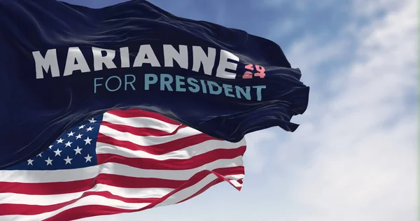 休斯敦 2023年3月 玛丽安娜 威廉姆森 Marianne Williamson 竞选运动的旗帜和美国国旗挥动 2024年美国总统选举 说明性编辑3D说明 — 图库照片