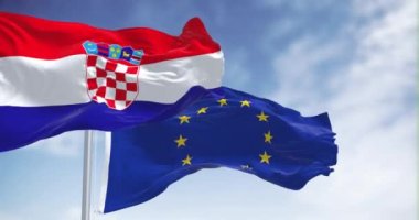 Açık bir günde Hırvatistan ve Avrupa Birliği bayrakları dalgalanıyor. 1 Ocak 2023 'ten beri Avro Bölgesi üyesi. Kusursuz 3 boyutlu animasyon. Yavaş çekim döngüsü. Kanat çırpan kumaş. Yakın plan. 4k