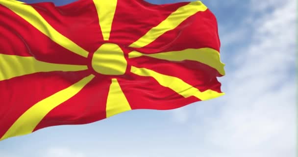 Flaga Północnej Macedonii Macha Pogodny Dzień Stylizowane Żółte Słońce Ośmioma — Wideo stockowe