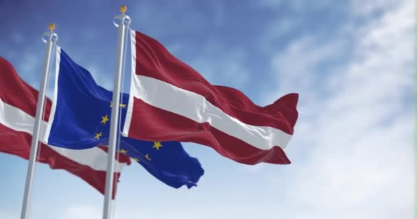 Σημαίες Της Λετονίας Και Της Ευρωπαϊκής Ένωσης Κυματίζουν Μια Σαφή — Αρχείο Βίντεο