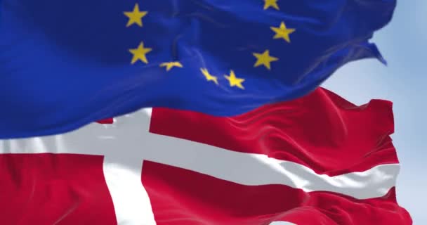 Die Dänische Nationalflagge Und Die Flagge Der Europäischen Union Flattern — Stockvideo