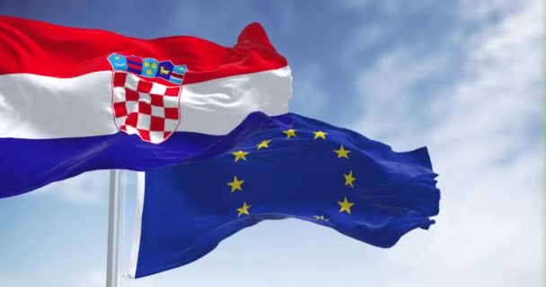 Die Flaggen Kroatiens Und Der Europäischen Union Wehen Einem Klaren — Stockvideo