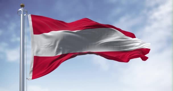 Die Österreichische Nationalflagge Weht Einem Klaren Tag Drei Gleiche Horizontale — Stockvideo