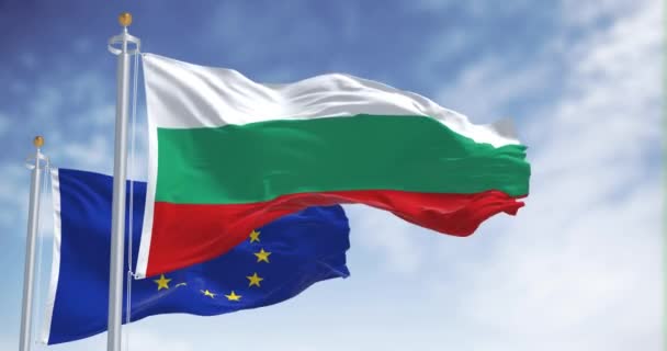 ブルガリアと欧州連合 の旗は晴れた日に振っている 2007年1月からEu加盟 シームレスな3Dレンダリングアニメーション スローモーションループ 選択的フォーカス フラッタリング生地 接近中だ — ストック動画
