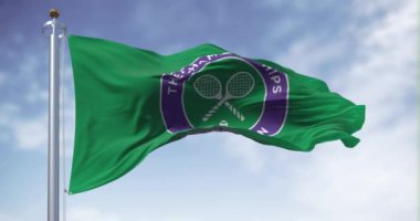 Londra, İngiltere, Mayıs 2023: Açık bir günde Wimbledon Şampiyonası bayrağı dalgalanmaktadır. Büyük tenis turnuvası. Kusursuz 3 boyutlu animasyon. Yavaş çekim döngüsü. Kanat çırpan kumaş. Yakın plan. 4k