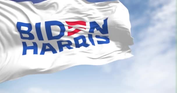 华盛顿特区 2023年4月 拜登哈里斯2024年总统竞选活动的旗帜在一个晴朗的日子飘扬 无缝3D渲染动画 慢动作回圈飘扬的面料 — 图库视频影像