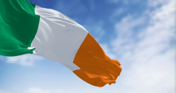 Ірландський Національний Прапор Розмахує Вітром Вертикальний Триколор Зеленого Білого Оранжевого — стокове фото