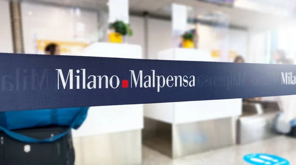 Мальпенса Италия Июня 2023 Года Синий Барьер Белым Логотипом Аэропорта — стоковое фото