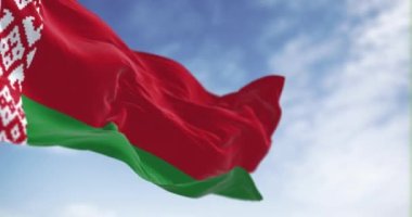 Beyaz Rusya 'nın ulusal bayrağı rüzgarda sallanıyor. Beyaz ve kırmızı süslemeli kırmızı ve kırmızı bayrak. Kusursuz 3 boyutlu animasyon. Yavaş çekim döngüsü. Seçici odaklanma. Kanat çırpan kumaş. Yakın plan. 4k