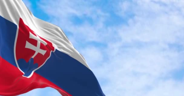 Národní Vlajka Slovenska Mává Bílé Modré Červené Pruhy Znak Zvedáku — Stock video