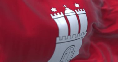 Hamburg şehir bayrağının rüzgarda dalgalanan yakın çekimi. Kusursuz 3 boyutlu animasyon. Yavaş çekim döngüsü. Seçici odaklanma. Kanat çırpan kumaş. Yakın plan. 4k