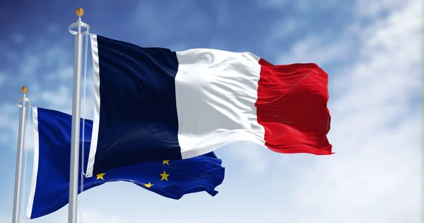 法国和欧盟的国旗在一个晴朗的日子里一起摇曳着 法国于1958年1月1日成为欧盟成员国 3D插图渲染 有选择的重点 飘扬的面料 — 图库照片
