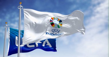 Berlin, DE, 12 Şubat 2023: Euro 2024 bayrakları ve rüzgarda dalgalanan UEFA. 2024 UEFA Avrupa Futbol Şampiyonası Almanya tarafından düzenlenecektir. Resimli 3d illüstrasyon oluşturucu