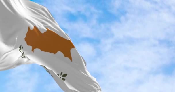Zyperns Nationalflagge Weht Einem Klaren Tag Weiß Mit Einer Kupferorangefarbenen — Stockvideo