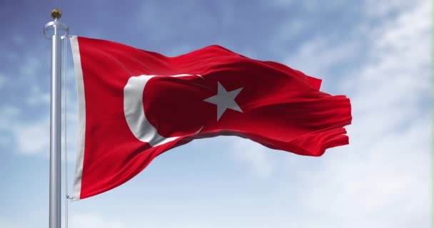 晴れた日にはトルコ国旗が風になびく 白い三日月と星の赤い旗 シームレスな3Dレンダリングアニメーション スローモーションループ フラッタリング生地 接近中だ — ストック動画