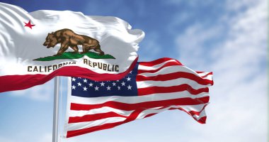 Kaliforniya Cumhuriyeti bayrağı açık bir günde Amerika Birleşik Devletleri bayrağıyla birlikte dalgalanıyor. 3 boyutlu illüstrasyon. Çırpınan kumaş