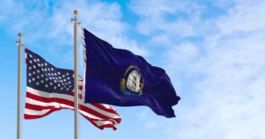 Kentucky ve Birleşik Devletler bayrakları açık havada dalgalanıyor. Birleşik Devletler 'in güneydoğu eyaletinde. Kusursuz 3 boyutlu animasyon. Yavaş çekim döngüsü. Seçici odaklanma. Kanat çırpan kumaş. 4k