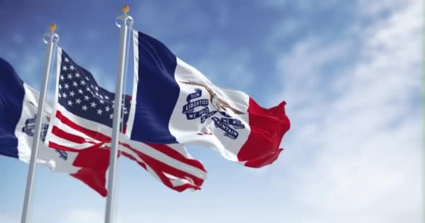 アイオワ州とアメリカ合衆国の旗が晴れた日に振っている アメリカ合衆国中西部の州 シームレスな3Dレンダリングアニメーション スローモーションループ 選択的フォーカス フラッタリング生地 — ストック動画