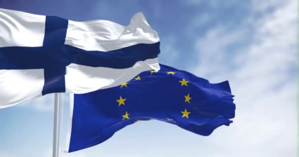 フィンランドとヨーロッパの国旗が晴れた日に手を振っている フィンランドは1995年に欧州連合に加盟した シームレスな3Dレンダリングアニメーション スローモーションループ 選択的フォーカス フラッタリング生地 接近中だ — ストック動画