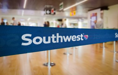 Atlanta, ABD Jan 2023: Havaalanının içinde Southwest Havayolları logosu olan mavi bariyer bandı. Güneybatı dünyanın en büyük düşük maliyetli taşıyıcısı. Seyahat ve havaalanı güvenliği. İllüstrasyon Editörü