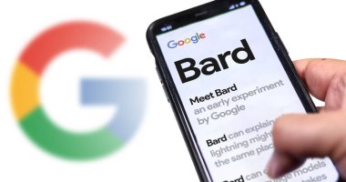 San Francisco ABD, 12 Mayıs 2023: Ekranda Google Bard web sitesi olan bir telefonu tutan bir el. Bulanık Google logosuna sahip beyaz arkaplan. Ozan, Google Yapay Zeka Chatbot 'u.