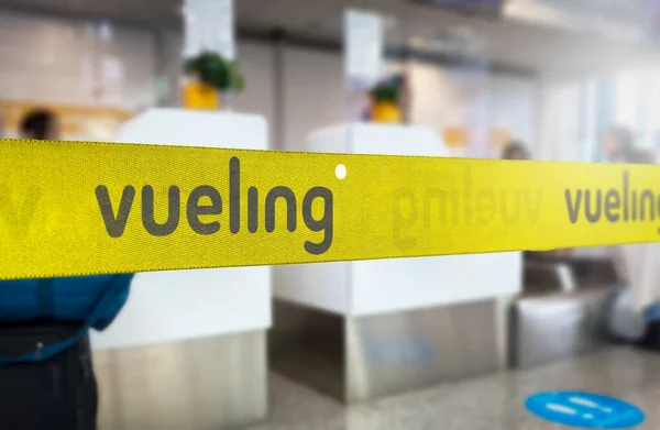 Madrid Червня 2023 Жовтий Сховище Поясу Сірим Логотипом Vueling Авіаліній — стокове фото