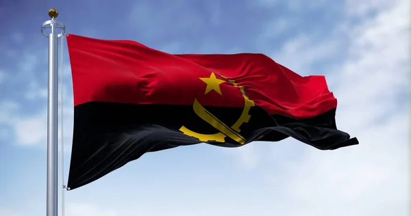 在晴朗的日子里 安哥拉的国旗在风中飘扬 两个水平带 红色和黑色 中间有一个黄色的标志 3D插图渲染 飘扬的面料 — 图库照片