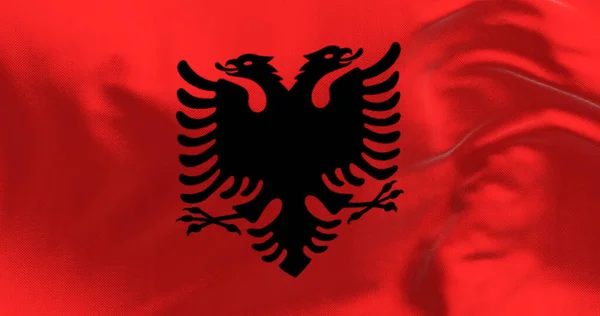 Arnavutluk Ulusal Bayrağının Dalgalanmasına Yakın Çekim Siyah Iki Başlı Kartallı — Stok fotoğraf