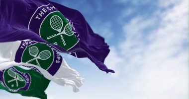 Londra, İngiltere, Mayıs 2023: The Championships Wimbledon logosunun dalgalandığı bayraklar. Wimbledon Şampiyonası büyük bir tenis turnuvası. Resimli 3d illüstrasyon oluşturucu.