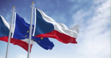 Çek Cumhuriyeti ve Avrupa Birliği bayrakları güneşli bir günde dalgalanıyor. Avrupa işbirliği. Kusursuz 3 boyutlu animasyon. Yavaş çekim döngüsü. Seçici odaklanma. Kanat çırpan kumaş. Yakın plan. 4k