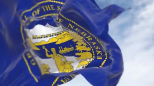 Zbliżenie Flagi Stanu Nebraska Trzepocze Flaga Jest Niebieska Pieczęcią Stanową — Wideo stockowe