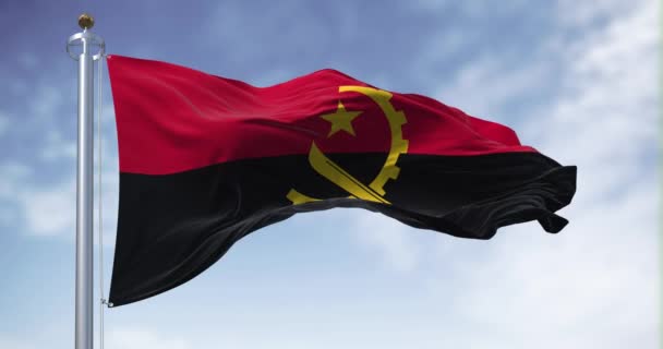 アンゴラの国旗が晴れた日に手を振っている 中央に黄色の紋章を持つ2つの水平バンド 赤と黒 シームレスな3Dレンダリングアニメーション スローモーションループ フラッタリング生地 — ストック動画