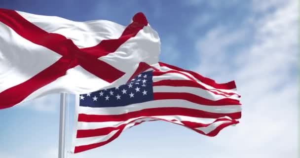 美国和阿拉巴马州的国旗在阳光灿烂的日子飘扬 阿拉巴马州的国旗在白色的田野上有一个红十字标志 无缝3D渲染动画 慢动作回圈飘扬的面料 — 图库视频影像